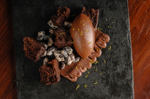 'Bizcocho de chocolate con sorbete de cacao y cacao garrapiñado' 
